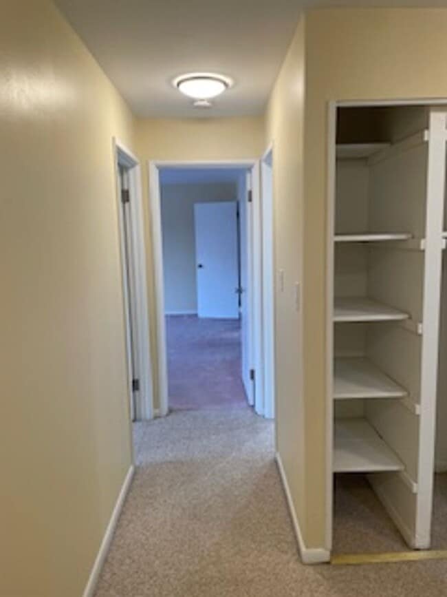 Building Photo - Oversized 2 bedroom unit in prime location