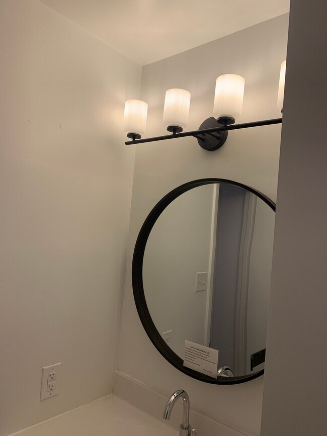 Iluminación y espejo mejorados - 2651 Gatewood Cir