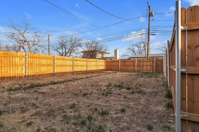 Building Photo - 1516 wood