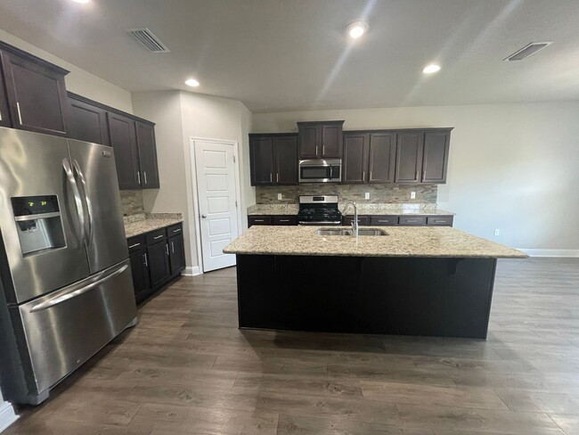Building Photo - ~Stonebridge Subdivision~ 5 bedroom 3 bath...