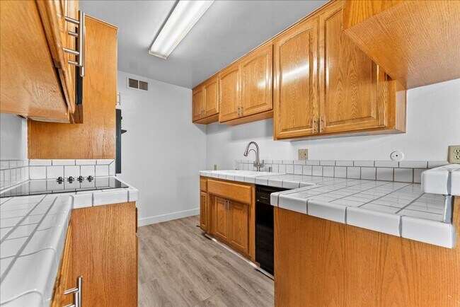 Foto del edificio - 17424 Burbank Blvd