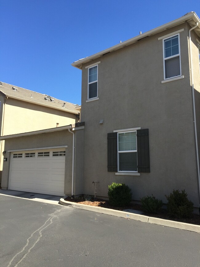 Foto del edificio - Low Maintenance Home Centrally Located wit...