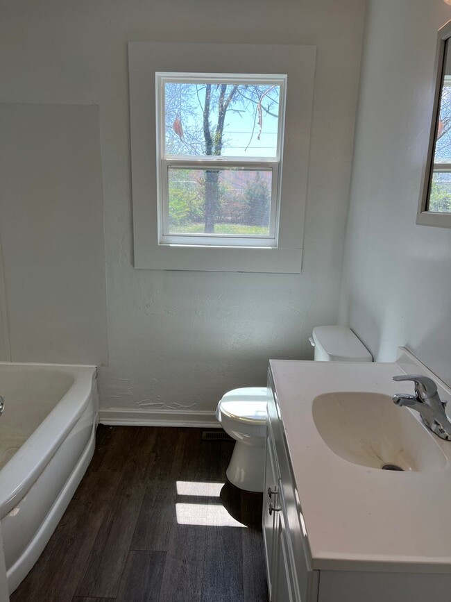 Building Photo - Recently Remodeled 3 bedroom 1 full bathro...