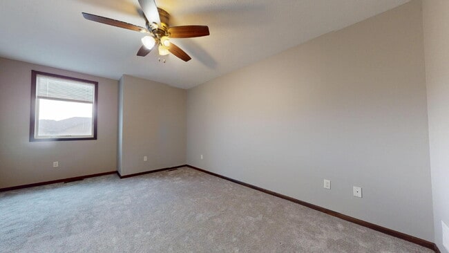 Building Photo - "Charming 3-Bed Townhouse with 2.5 Baths &...