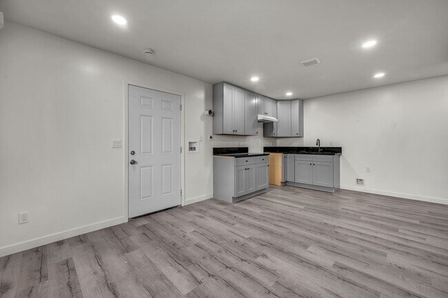 Foto del edificio - 5842-5840 Denver Ave