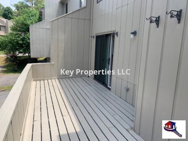 Foto del edificio - Very Spacious Condo, Two Bedroom w/Den - B...