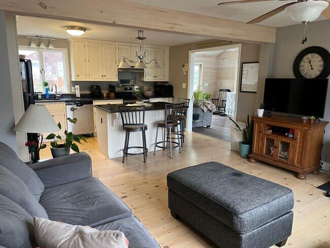 Foto del edificio - 121 Balsam Rd