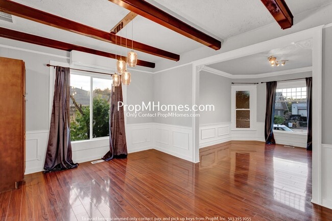 Building Photo - Beautiful 4 Bedroom Victorian Style Home i...