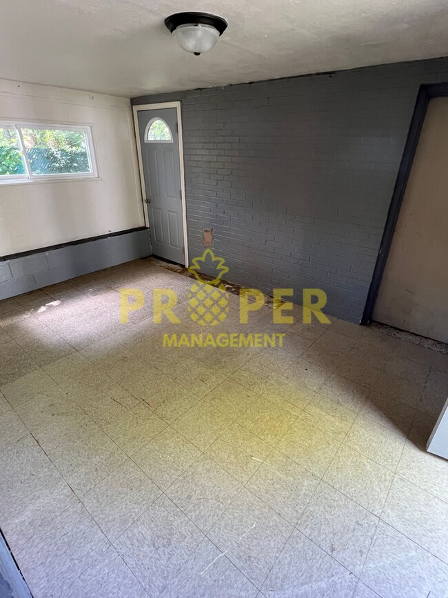 Building Photo - 3 bedrooms 1 bathrooms house for rent