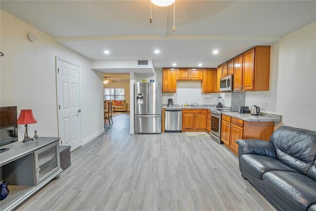 Building Photo - 305 30th Ave W