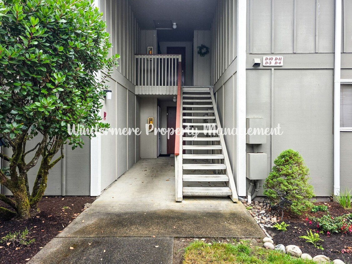 Primary Photo - Fully Furnished ground Floor Unit in Conve...