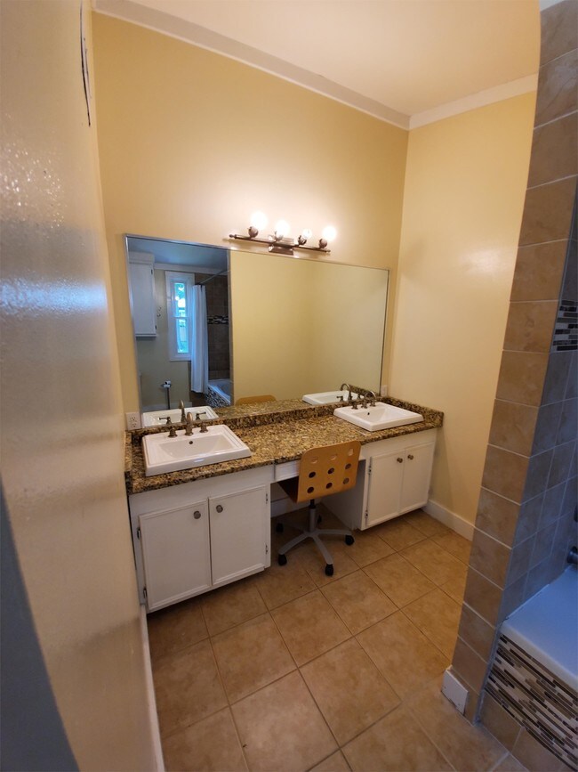 Building Photo - 720 Cecile Pl