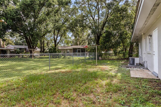 Building Photo - 1702 E Carol Dr