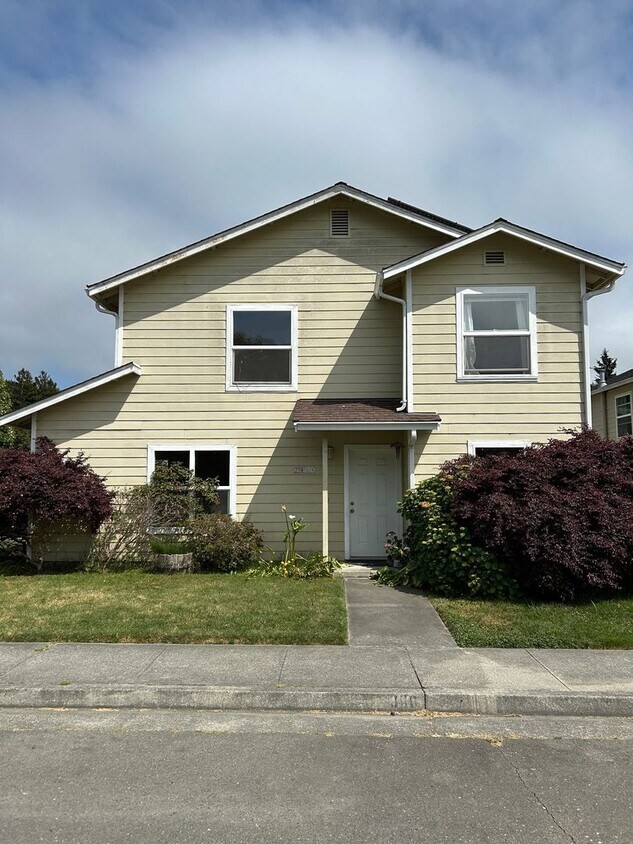 Primary Photo - Pet Friendly 4 Bedroom, 2.5 Bathroom Home ...
