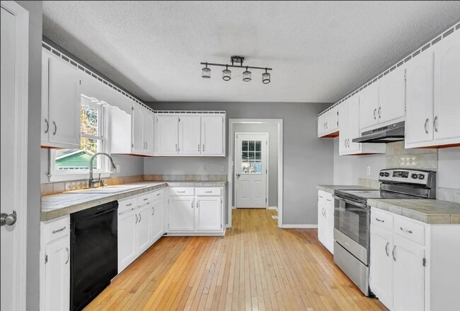 Building Photo - 1570 Johnson Rd