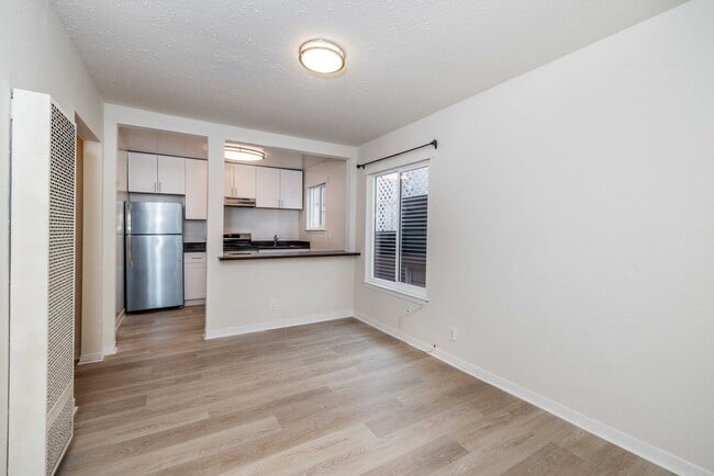 Foto del edificio - Fully Remodeled, Top Floor! On-site Laundry, New Stainless Appliances