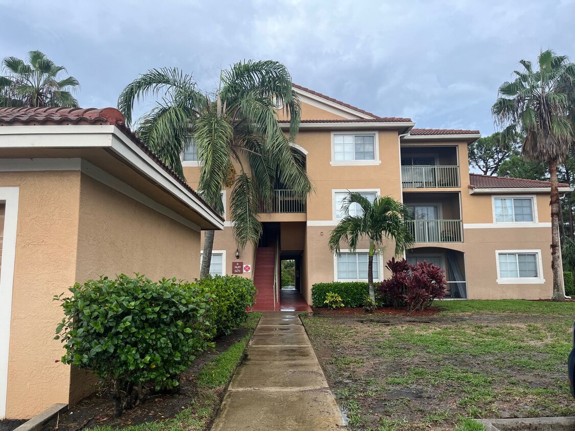 Primary Photo - GORGEOUS 1 BEDROOM WITH WATER VIEWS IN POR...