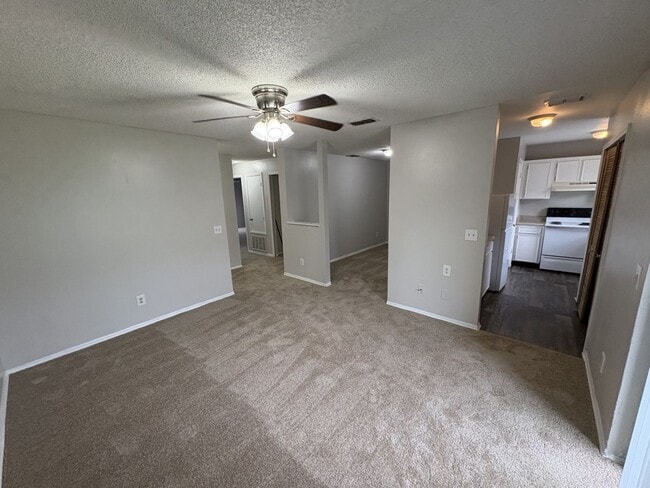 Building Photo - 1st floor 2 bedroom 2 bathroom