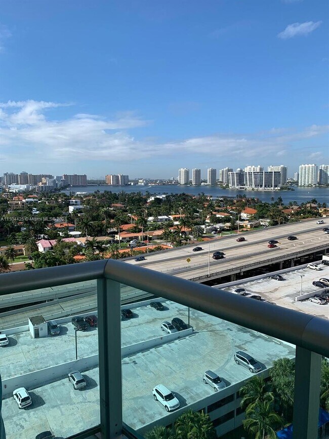 Foto del edificio - 19370 Collins Ave