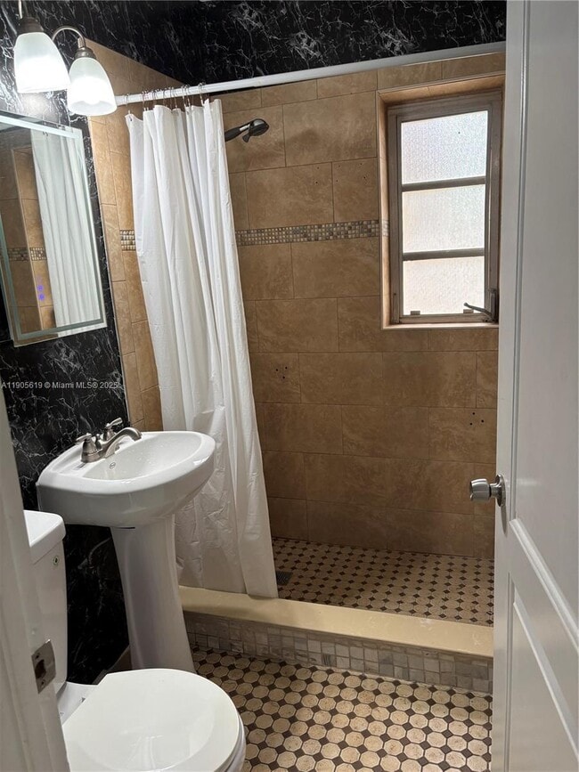 Foto del edificio - 75 E 13th St