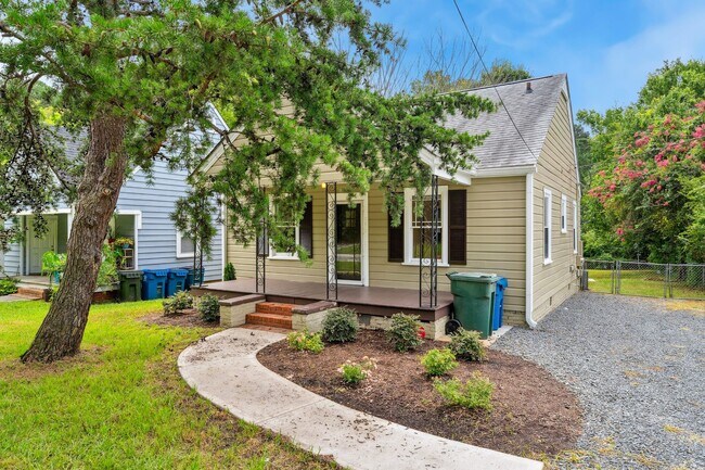 Building Photo - Charming 2 Bedroom 1 Bath Home With Home O...