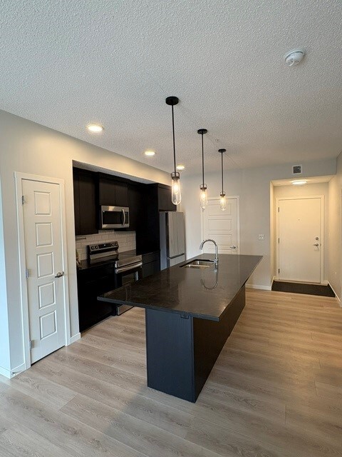 Building Photo - 1 bed + den, 2 bath unit located in the SW area of Belmont