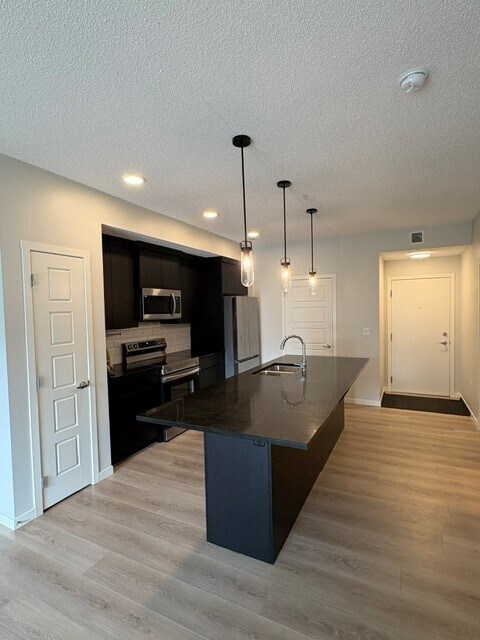 Photo du bâtiment - 1 bed + den, 2 bath unit located in the SW area of Belmont