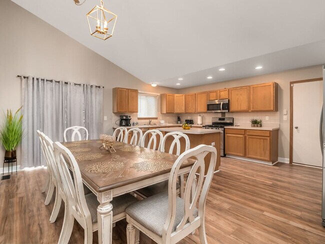 Building Photo - 1810 Wind Song Dr