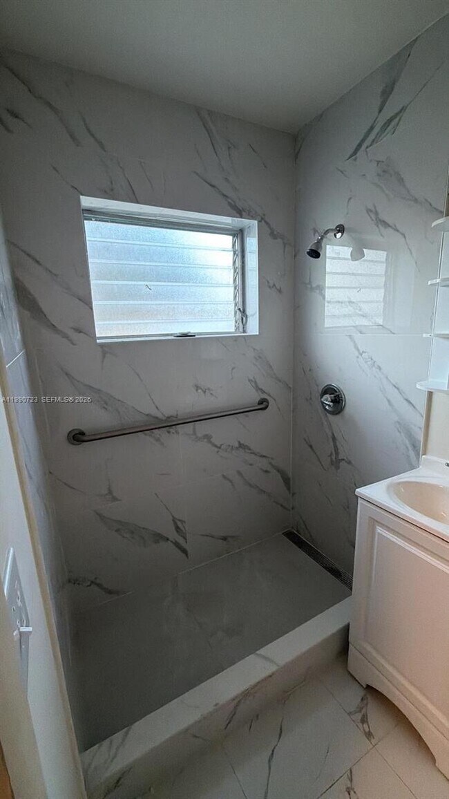 Foto del edificio - 2210 NE 170th St