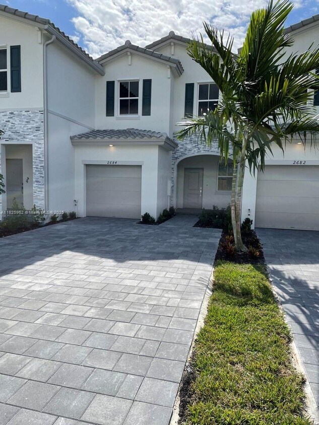 Foto principal - 2684 SE 11th Ct