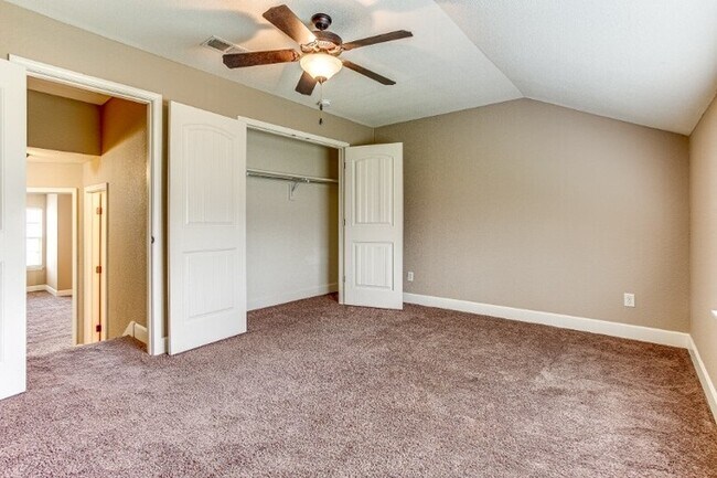 Foto del edificio - Stylish 3-Bed, 2-Bath Northland Townhome i...