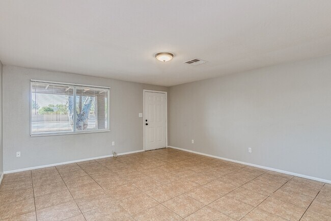 Foto del edificio - Spacious 4 Bed / 2 Bath Home in Phoenix – Move-In Ready!