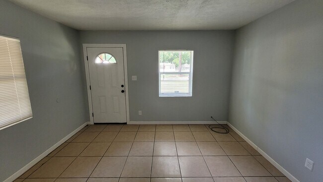 Foto del edificio - 2 Bedroom 1 Bath Home w/ Large Backyard fo...
