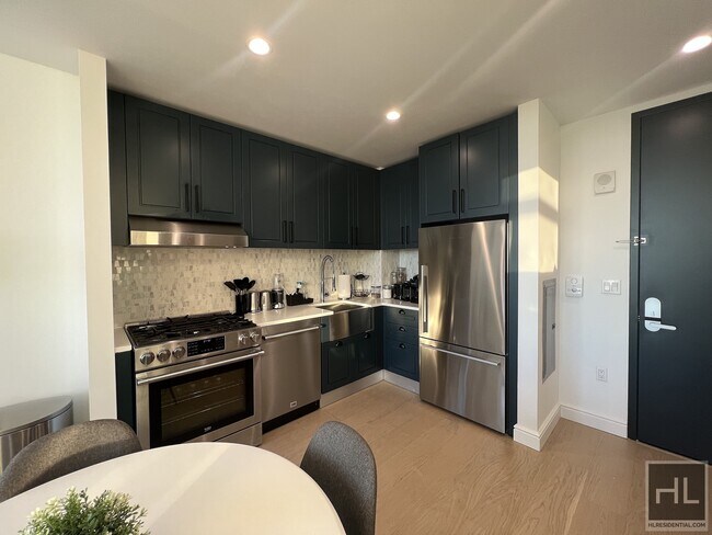 Foto del edificio - Clermont Avenue 1 BR Stunner with a View