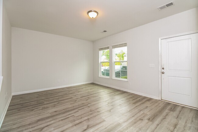 Foto del edificio - 287 Northwood St