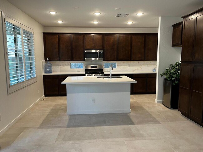 Foto del edificio - 1355 W Crane Dr