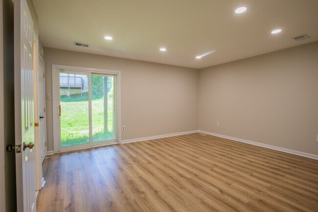 Building Photo - Newly Renovated 3 BR/2 Full BR & 2 Half BA...