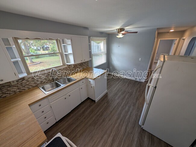 Foto del edificio - Charming Brick Home with Fenced Yard and S...