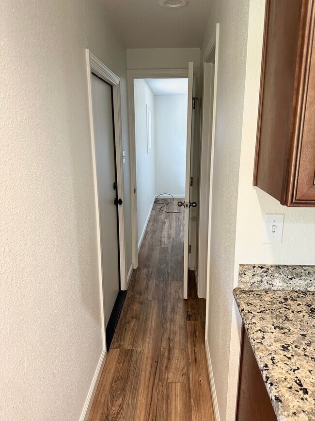 Foto del edificio - Beautiful 2 Bedroom 1 Bath Single Family Home Available 04/06/26