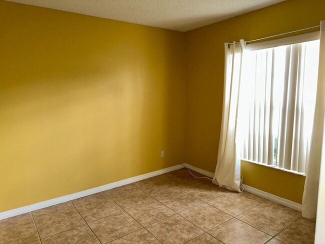Building Photo - Spacious 3/2 Town Home in Meadow Woods.  A...
