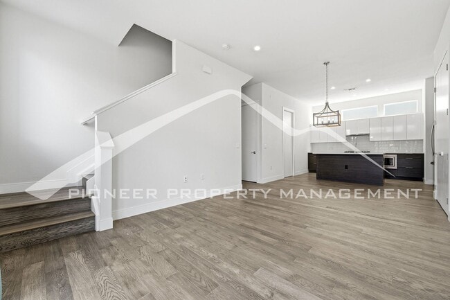 Building Photo - Townhome in the Highlands!