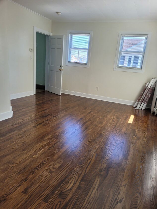 Entryway Living room - 402 E 18th St