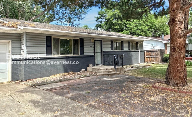 Building Photo - 1405 Village Ln