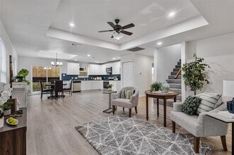 Building Photo - 1009 N Barrett Ave