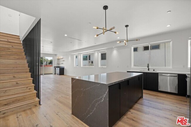 Foto del edificio - 839 N McCadden Pl