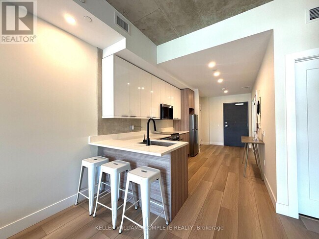 Building Photo - 169 James St S