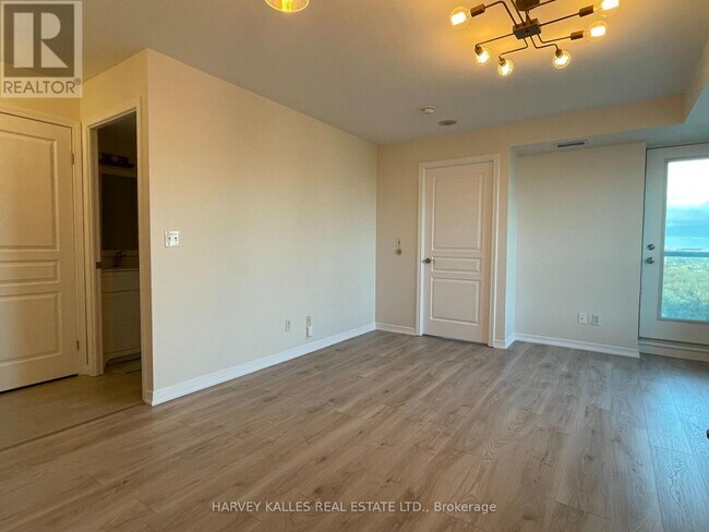 Photo du bâtiment - 2545 Erin Centre Blvd