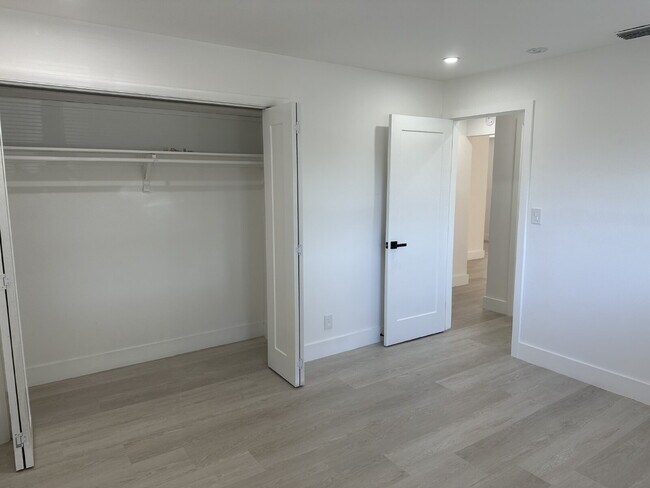 Foto del edificio - 2 bed 1 bath located in the desirable Edgewood neighborhood, just minutes from the marina, highwa...