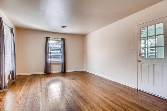 Foto del edificio - Charming 2 BR / 1 Bath in highly desirable Terrell Heights of San Antonio!