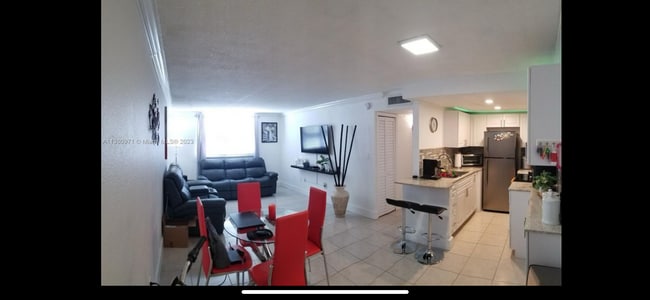 Building Photo - 606 W 81st St